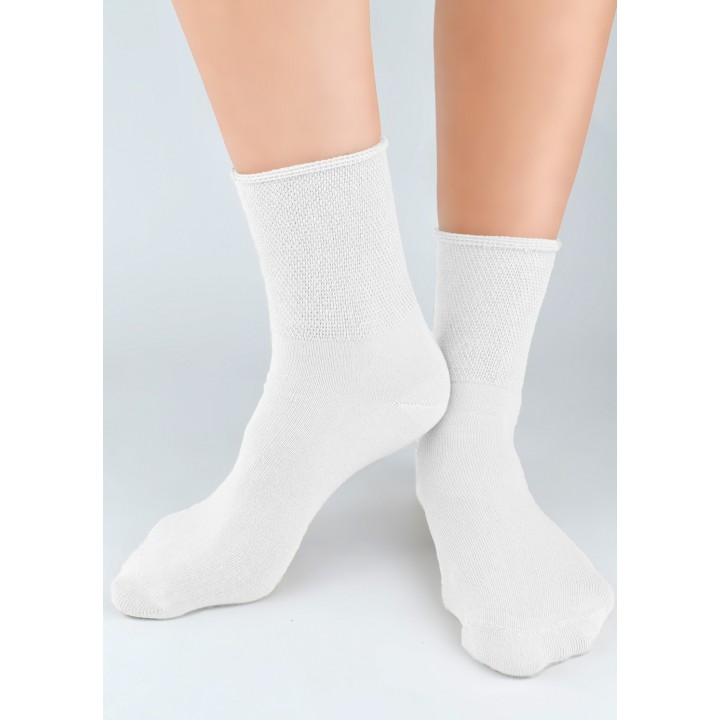Медичні білі шкарпетки NOVITI SB103-U-06 43-46