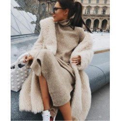 Які туфлі та аксесуари для бежевого плаття?